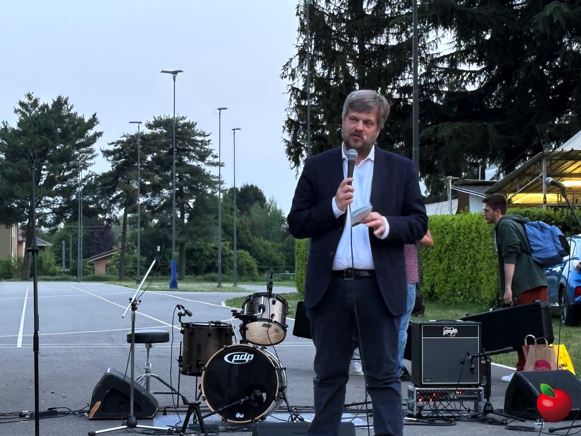 image00003.jpg (988 KB)