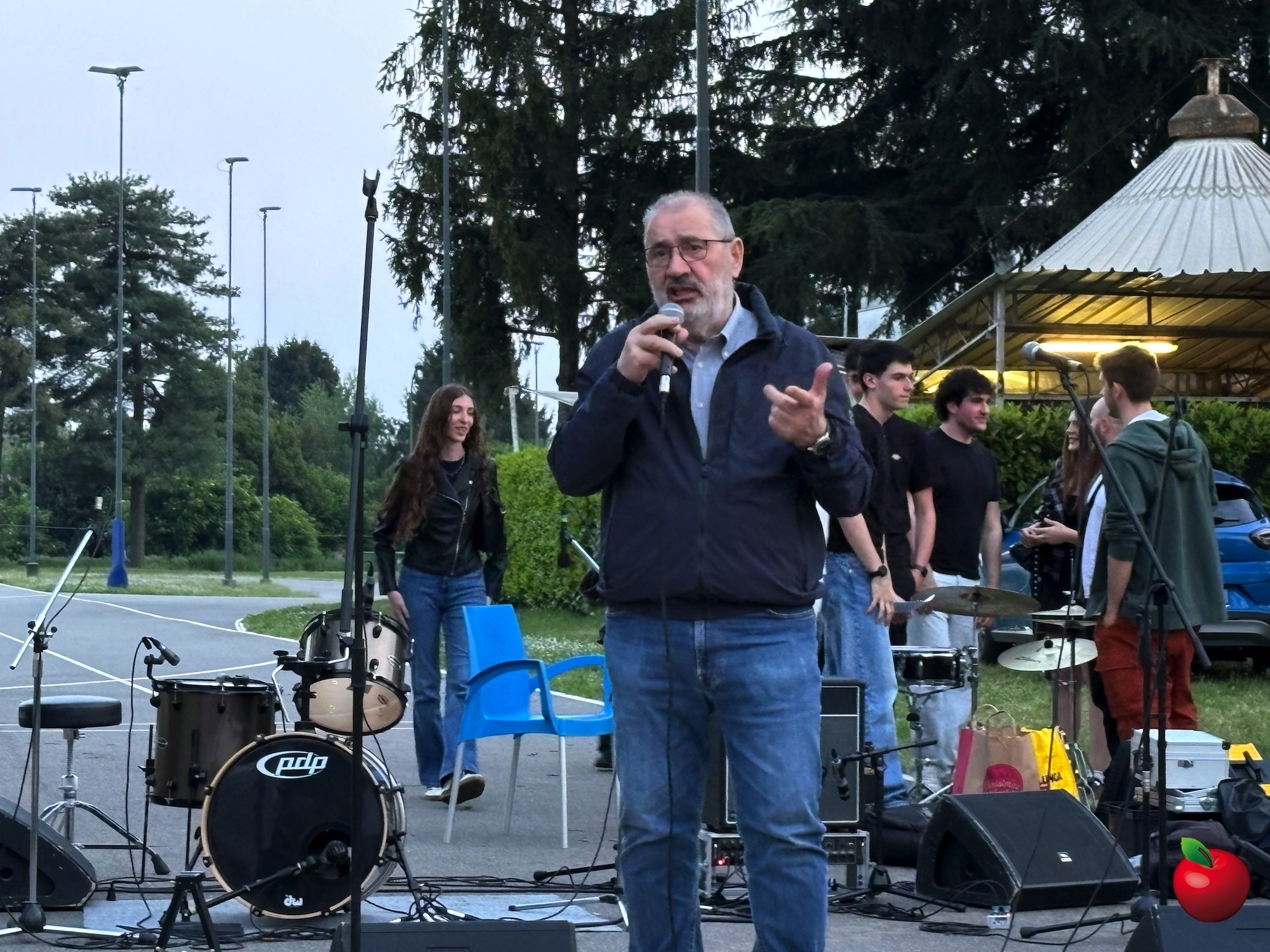 image00004.jpg (967 KB)